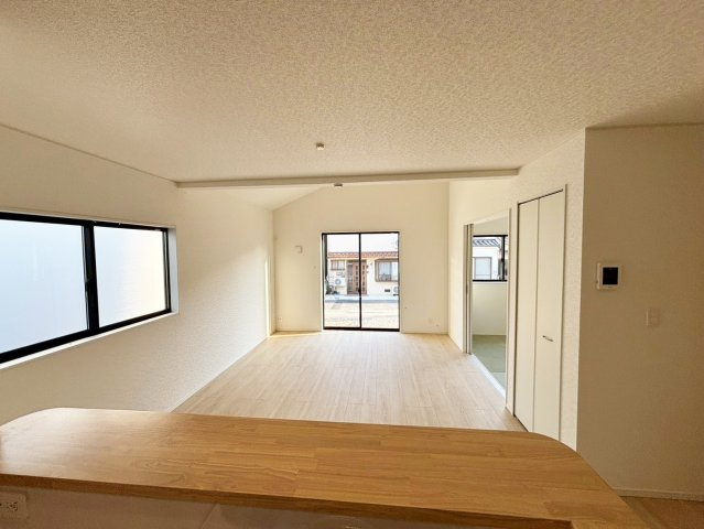 爽やかな自然光が舞い込み、家族との憩いのひとときを過ごす寛ぎの場