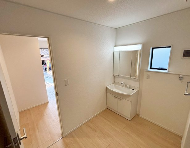 三面鏡の裏側の収納スペースには、スキンケア用品やヘアケア用品などをすっきり整理できます。