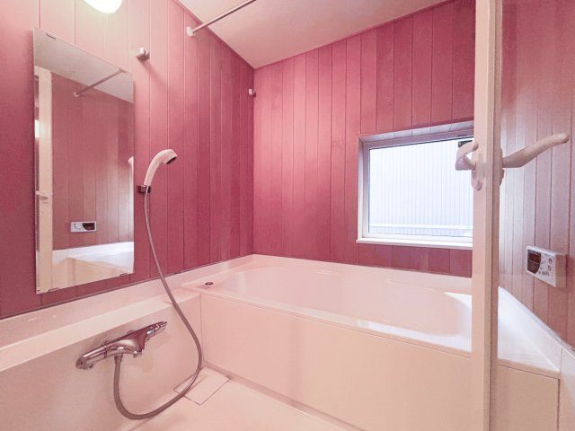 自然素材の壁を採用したバスルーム