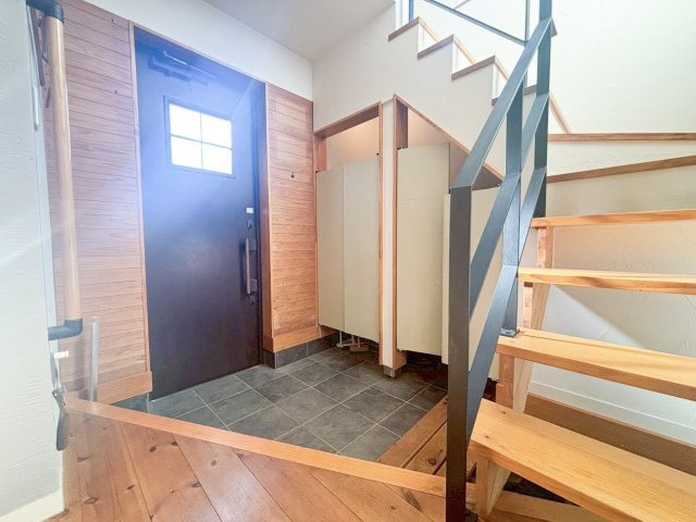 吹き抜けのある玄関にはシューズインクロークもあり収納も豊富です