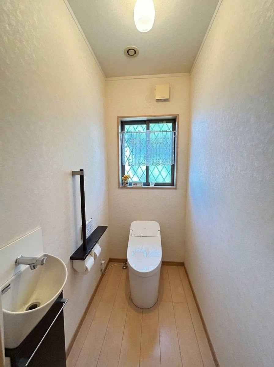 手すり付きのタンクレストイレ。入口は通常の約1.5倍幅。トイレ介助の際、スムーズに出入りできます。
