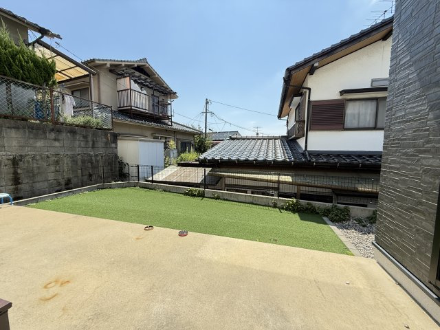 建物横には手入れが簡単な人工芝が敷かれ年中緑を楽しめる快適なスペースが広がります。子供の遊び場や家庭用のリラックス空間としても活用可能。周囲はフェンスで囲まれており安全性とプライバシーが確保されてます
