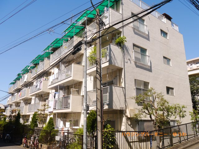 陽光浴びる外観がシンプルな外観をより際立たせ、人々の記憶に存在感を植え付けます。