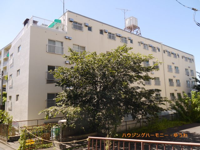 住む人を映し出す洗練された佇まいは、いつまでも輝き続けながらいつしか街の風景に溶け込んでいきます。