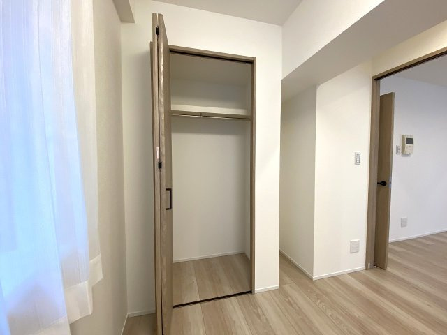 洋室5.1帖に設置されたクローゼット収納です。奥行きがあり、お洋服やファッション小物をしっかりと整理整頓して収納できます。お部屋の中に余計な家具を置かずに広々と使うことができます。