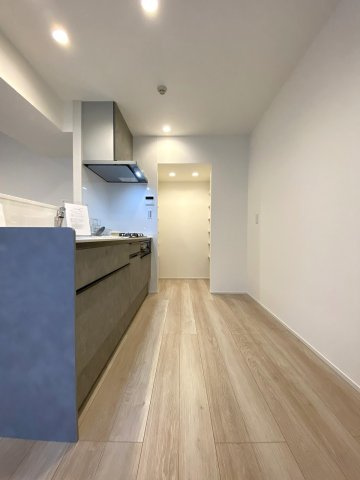 ゆったりとした幅が確保された調理スペースです。作業スペースが広く作られているため、毎日の包丁仕事や下ごしらえもスムーズに行え、ご家族や親子で並んで楽しくお料理が楽しめます。