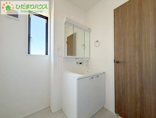 大きな三面鏡の独立洗面。鏡の後ろは収納となっているのでスッキリと整理できます！