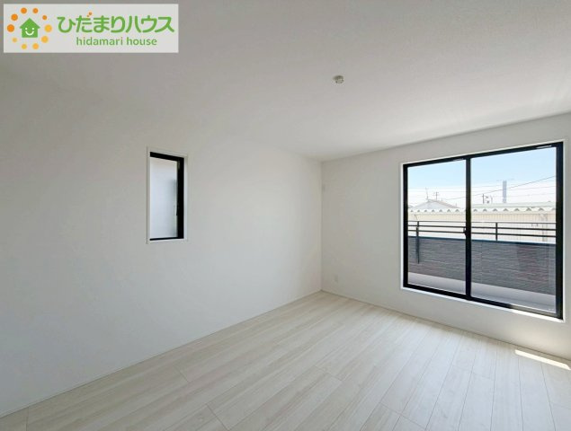 主寝室は広々していて安らげる空間に。大きな窓から光が差し込み、朝の目覚めも良さそう♪