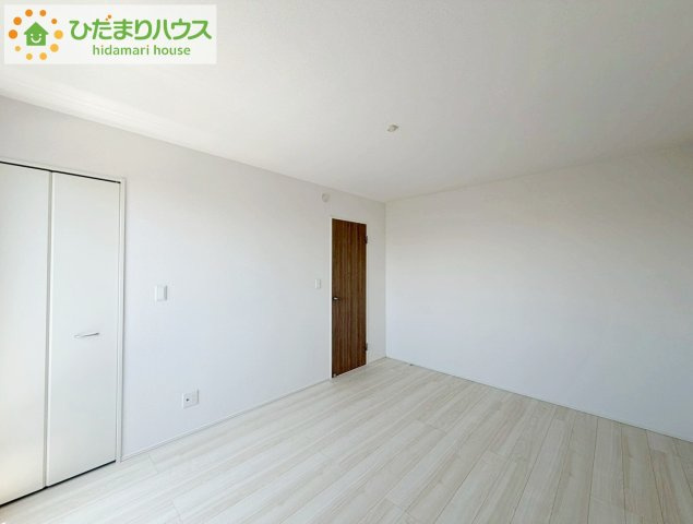 清々しい朝陽が差し込む寝室は、開放感たっぷりで心をリフレッシュしてくれる特別な住空間。家具の配置を自由に楽しむことで、自分だけの快適な居場所を作り出せます！