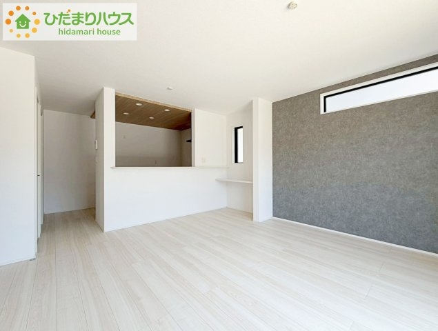 奥行き感あるLDK。一体の空間ながらほどよい距離を保ち、家族がおもいおもいに好きな場所で寛げます。