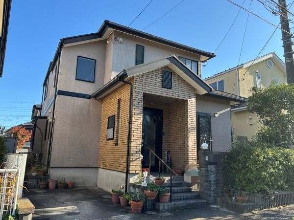 街並みに合った落ち着いた色合いの建物外観です。