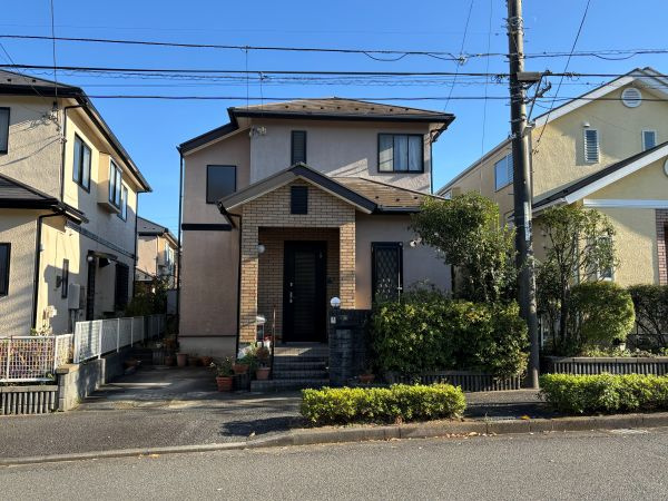 建物正面から撮影。駐車もしやすいです。