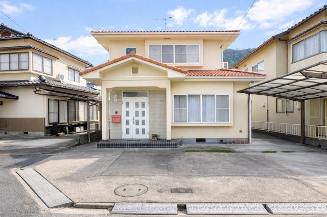 敷地内に駐車スペースを2台分確保。カーポート付きのため、雨や直射日光から大切なお車を守れます。来客時やご家族で複数台お持ちの方にも対応でき、日々の車の出し入れもしやすい実用的な駐車スペースです。