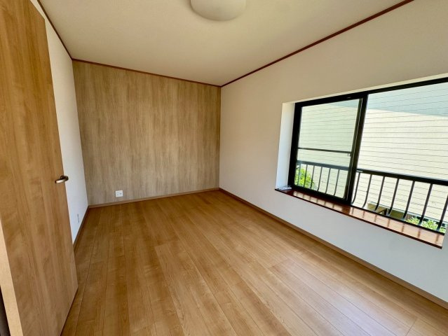 窓から光が差し込む洋室。日中は照明なしでも過ごせます。