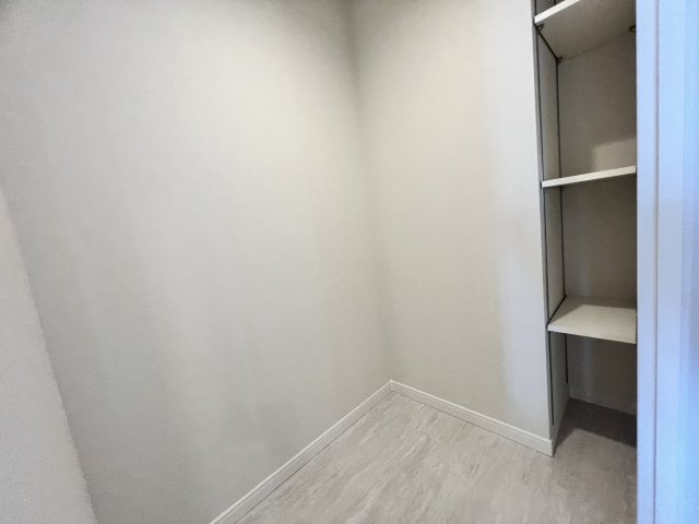 収納に便利な納戸スペースもございます。