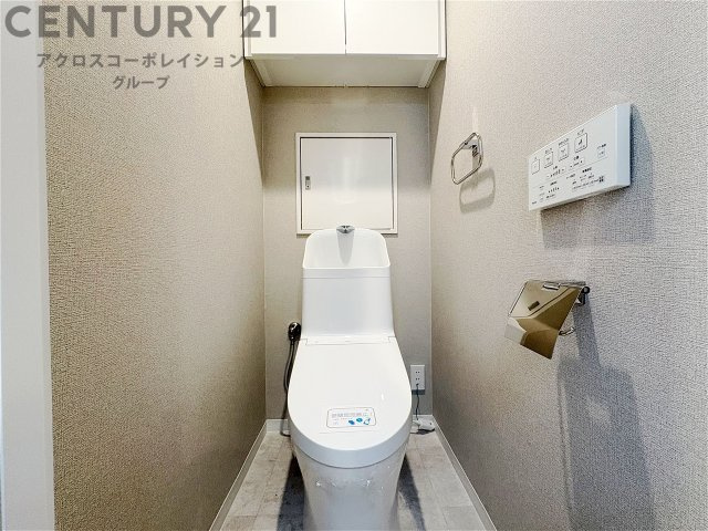 温水洗浄便座付トイレは温水洗浄機能により、暖かい水でおしりを洗浄することができ、冷たい水を使う従来の便座に比べ、温水洗浄機能で暖かいトイレを提供し、快適な使用を可能にします。