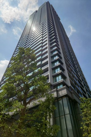 【外観】高層部はシンプルなフォルムとモノトーンカラー、基壇部は重厚な天然石とモダンな化粧格子で構成。