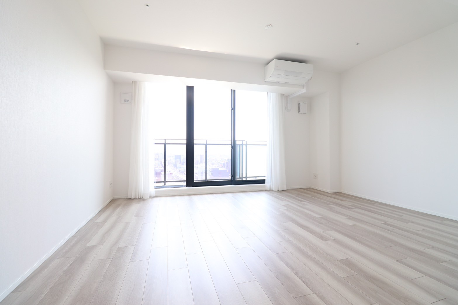 【リビングダイニング】大きな窓からたくさんの陽が差し込み、お部屋全体がとても明るい空間です◎