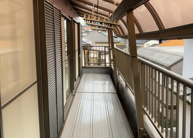 バルコニーは、室外の専用スペースのうち、「屋根がなく開放された空間」であるものを指します。ベランダより広いタイプのものが多く、日当たりもよいため家庭菜園などを楽しみたい人にとって適した環境となります。