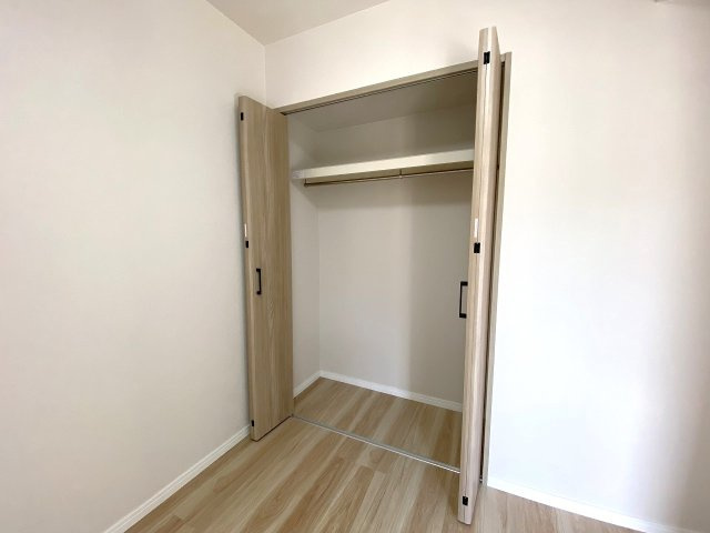 洋室4.5帖部分にある使い勝手の良いクローゼット収納です。衣類や日常の荷物をたっぷり整理整頓して収納できるため、お部屋全体を広々とスッキリ見せられます。