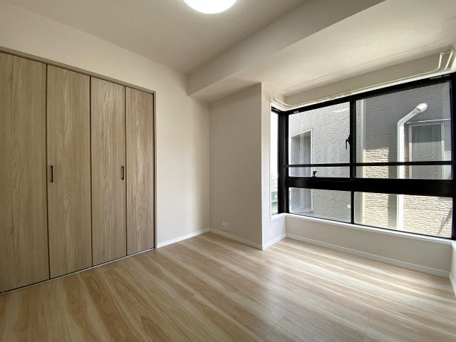 クローゼット完備の洋室4.5帖のお部屋です。お子様のお部屋としてはもちろん、集中して作業ができるテレワークスペースや書斎、趣味の部屋としても大変重宝します。