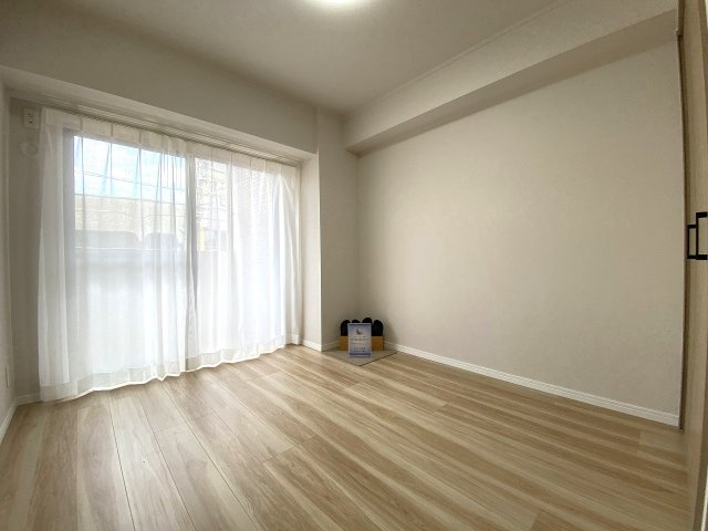 主寝室として最適な洋室5.7帖のお部屋。大きなベッドを配置してもゆとりを感じられる広さがあり、心地よい光と風を感じながら心身ともにゆったり寛ぐことができます。