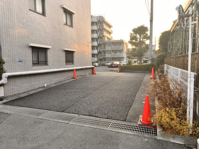 マンション横の駐車場の入り口も車が2台入れ違えるスペースがあるので、使いやすい駐車場です。