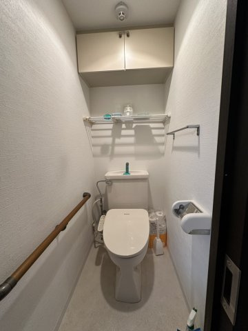 快適で清潔な温水洗浄機能を標準で備えています。スペースも広くとっているので普段のお掃除もしやすいトイレスペースです。