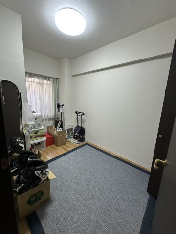 シンプルにデザインされた室内は家具やレイアウトでお好みの空間を創り上げられます。