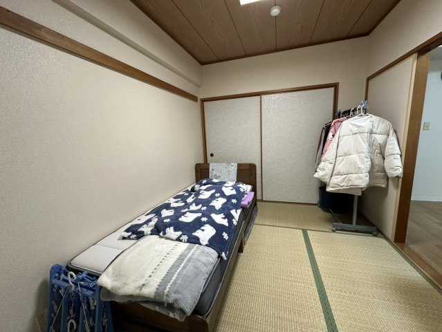 プライベートなお部屋では静かに時を過ごしたい。読書をして、物思いにふける・・光りに満たされた安らぎの空間を演出しています。
