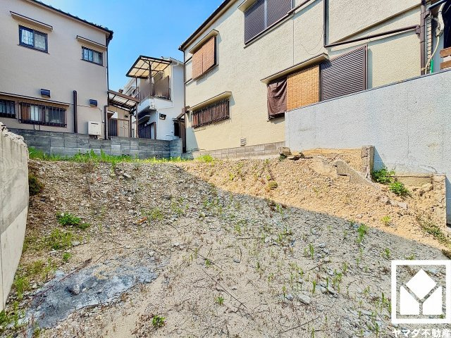 阪神バス「浜甲子園二丁目」停まで徒歩3分（約180m）の立地。日中の移動や週末のお出かけなど、ライフシーンに応じたスムーズな移動を叶える、ゆとりある住環境です。