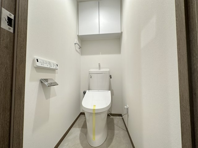 上部に収納のある清潔感のあるおトイレです。温水洗浄便座付。