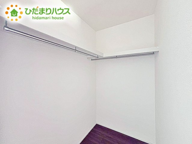 ママに人気のウォークインクローゼット付き！　コートやジャケットはもちろん、季節物や布団なども全部収納できちゃいます(^^)/