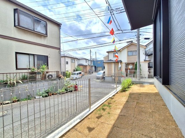 北と南の両面道路により陽当・通風良好。