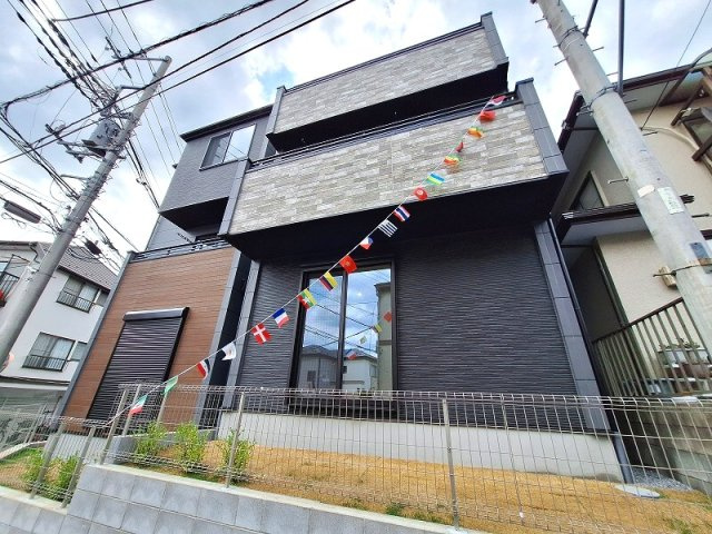 北と南の両面道路により陽当・通風良好。