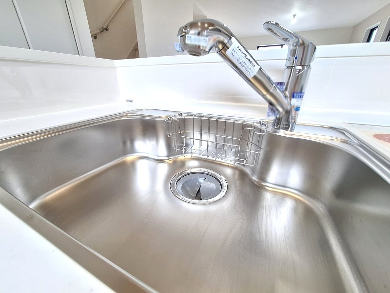 【カートリッジ式浄水器内蔵水栓】蛇口一体型でシンク周りはスッキリ。お料理にも手軽に美味しい浄水を。