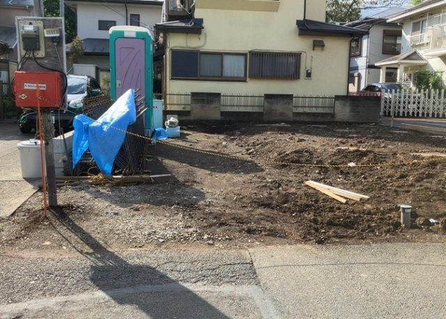 車一台あたりに必要なスペースは、標準サイズの普通自動車で横幅2m50cm、長さ5mは必要になります。ただし、乗降のことも考慮して横幅3m30cm、長さ5m50cmほどは確保できるところを選びましょう。