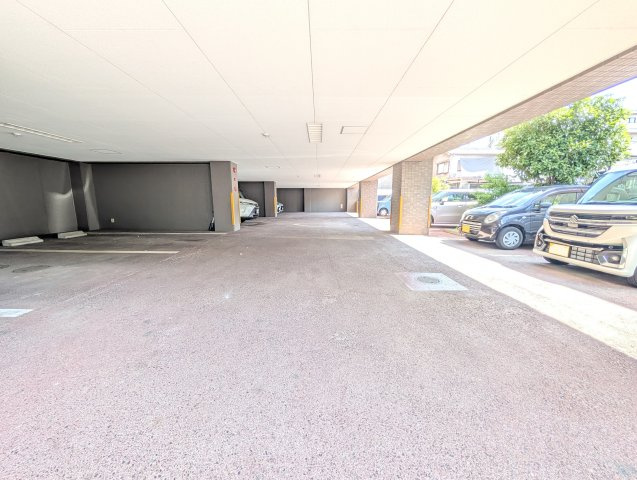 ピロティ部分と建物南側、北側に駐車場が設けてあります。駐車場入り口には防犯カメラも設置されています！