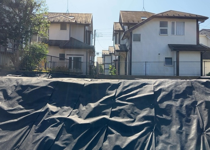 土地の面積＝住宅面積ではありません。建ぺい率の問題などで、土地のある場所によって住宅を建てられる面積は限られています。高さもしかり、「土地」という言葉の中には、建築条件も含まれると考えておきましょう。