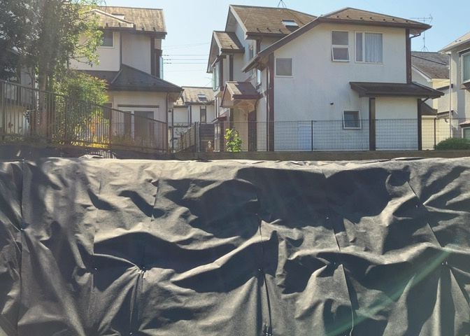 家を建てる場合、方位は要チェックです。現実的に日当たりのよい家ならばリビングは南側、建築基準法でも北側に当たる家への配慮は求められています。土地を見学に行く際は、方位磁針を持って行くようにしましょう。