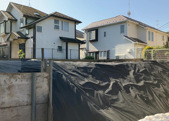 土地の前の道路に消火栓が設置されていることがあります。この場合、道路交通法第45条第1項により、駐車禁止の場所が指定されています。そのため、車庫などの駐車スペースをつくることができない場合があります。