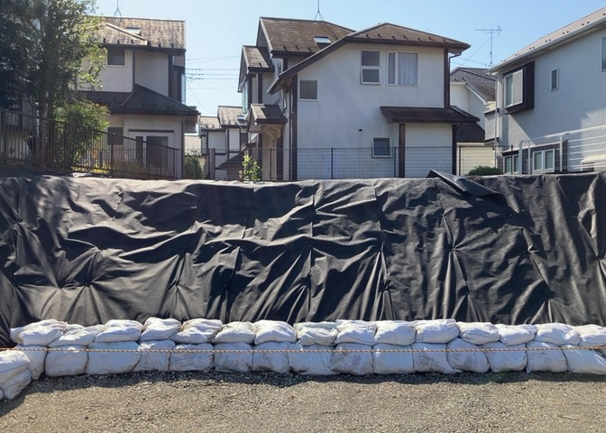 現地に行くなら、物件の周囲の地形がどうなっているかを見ることも大切です。周辺より低くなっている土地では、大雨などで水が集まりやすいため、地盤が弱くなっているということも考えられるため、注意が必要です。