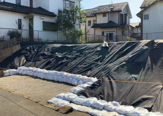 土地購入を検討されている場合、境界杭がない状態で購入してしまうと境界確定測量をする必要があり、費用がかかります。購入の前に、売主、隣土地所有者立ち合いのもと境界を確定し境界杭を設置するのがベストです。
