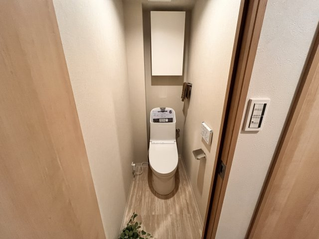 横のスペースも前のスペースも充分取れています。温水暖房便座です。