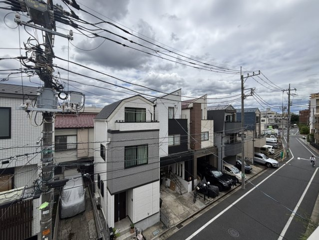周囲に高い建物が少なく、空を広く感じられるロケーション。バルコニーは洗濯物を干すだけでなく、ちょっとした気分転換の場所としても活躍。開放感あふれる暮らしが叶います！