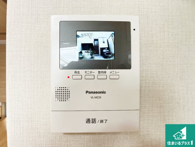 カラーモニターインターホン！声だけでなく来訪者の姿や顔がモニターで確認できるので、小さなお子様がいらっしゃるご家庭でも安心できます！