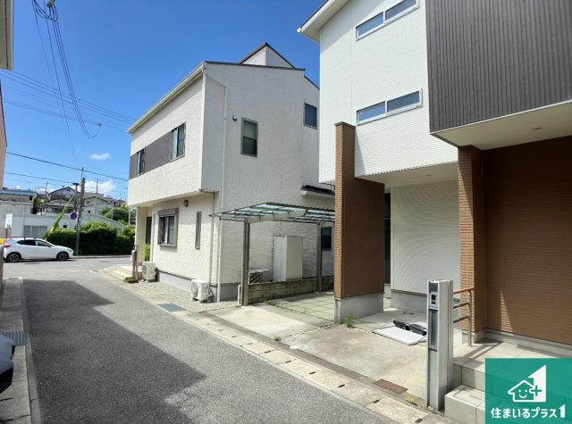 周辺は閑静な住宅街！前面道路広々で車の出し入れも便利です。駐車が苦手な方でも安心して車庫入れできます！
