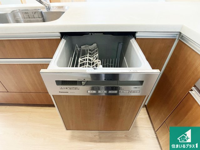 食事後の一仕事、食器洗いをボタン一つでお任せできちゃいます！場所を取らないビルトイン式なので、お料理スペースもしっかり確保！