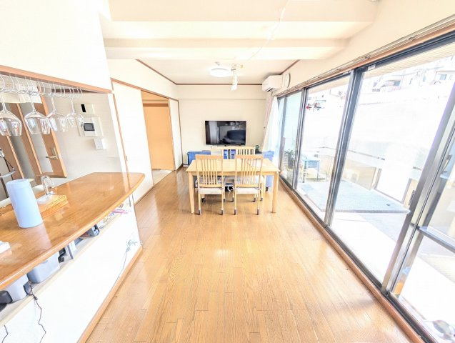 南側一面窓になっているため採光もバッチリな明るいＬＤＫが◎室内丁寧にお使いでキレイです。