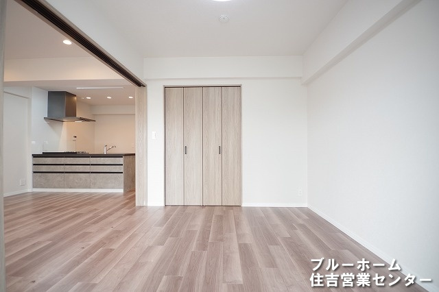 約6.4帖の洋室です！お部屋には収納や窓があります！